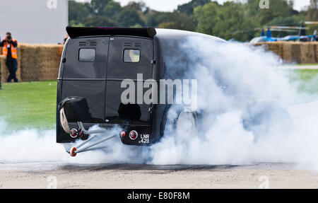 Flughafens Flugplatz, Northamptonshire, UK. Der Diener James-Klassiker "Kolben & Requisiten". Drag Autos brennen Kautschuk und Rennen vorbereiten. Bildnachweis: Scott Carruthers/Alamy Live-Nachrichten Stockfoto