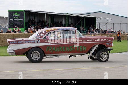 Flughafens Flugplatz, Northamptonshire, UK. Der Diener James-Klassiker "Kolben & Requisiten". Drag Autos brennen Kautschuk und Rennen vorbereiten. Bildnachweis: Scott Carruthers/Alamy Live-Nachrichten Stockfoto