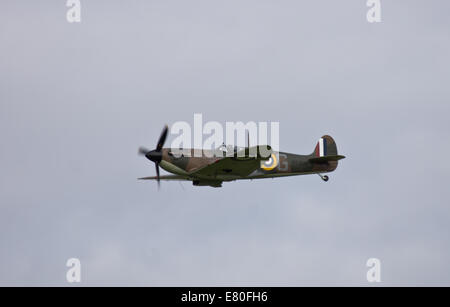 Flughafens Flugplatz, Northamptonshire, UK. 27. Sep, 2014. Der Diener James-Klassiker "Kolben & Requisiten". Battle of Britain Memorial Display Team tun eine Fliege von der Supermarine Spitfire Kredit: Scott Carruthers/Alamy Live News Stockfoto