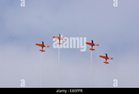 Flughafens Flugplatz, Northamptonshire, UK. Der Diener James-Klassiker "Kolben & Requisiten". Die Display-Kunstflugstaffel klingen nehmen in den Himmel, die Massen zu unterhalten. Bildnachweis: Scott Carruthers/Alamy Live-Nachrichten Stockfoto