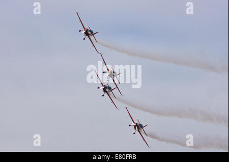 Flughafens Flugplatz, Northamptonshire, UK. Der Diener James-Klassiker "Kolben & Requisiten". Die Display-Kunstflugstaffel klingen nehmen in den Himmel, die Massen zu unterhalten. Bildnachweis: Scott Carruthers/Alamy Live-Nachrichten Stockfoto