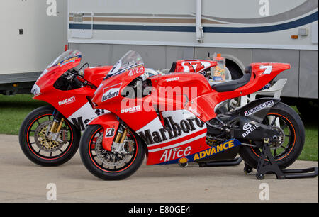 Flughafens Flugplatz, Northamptonshire, UK. 27. Sep, 2014. Der Diener James-Klassiker "Kolben & Requisiten". Ducati-Rennen-Motorräder auf dem Display. Bildnachweis: Scott Carruthers/Alamy Live-Nachrichten Stockfoto