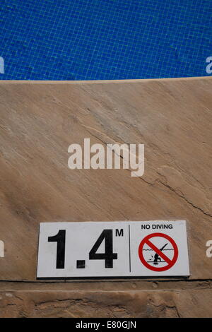 Informationen über die Tiefe des Wassers und eine keine-Tauchen Warnung am Rande eines Swimmingpools im Königreich Bahrain Stockfoto