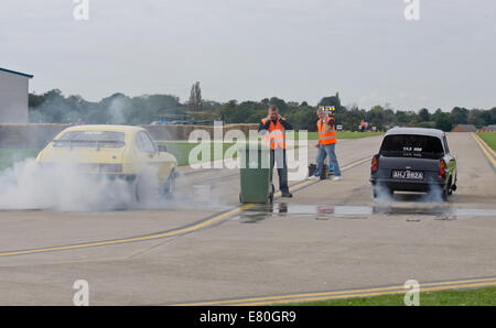 Flughafens Flugplatz, Northamptonshire, UK. Der Diener James-Klassiker "Kolben & Requisiten". Drag Autos brennen Kautschuk und Rennen vorbereiten. Bildnachweis: Scott Carruthers/Alamy Live-Nachrichten Stockfoto