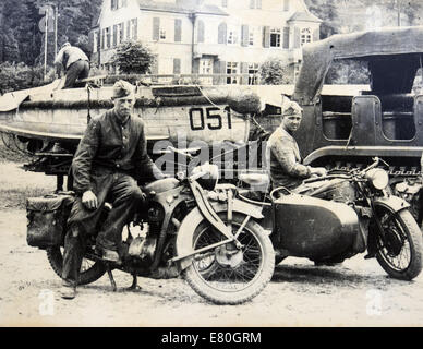 Deutsche Soldaten posiert auf einem Motorrad, Deutschland, 1940er Jahre. Reproduktion von antiken Foto. 27. Sep, 2014. © Igor Golovniov/ZUMA Draht/Alamy Live-Nachrichten Stockfoto