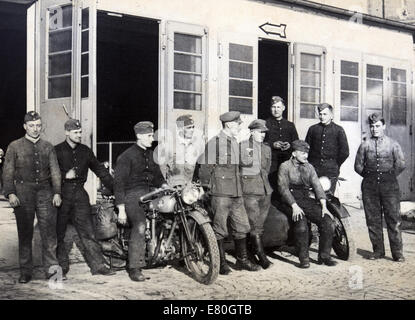 Deutsche Soldaten posiert auf einem Motorrad, Deutschland, 1940er Jahre. Reproduktion von antiken Foto. 27. Sep, 2014. © Igor Golovniov/ZUMA Draht/Alamy Live-Nachrichten Stockfoto