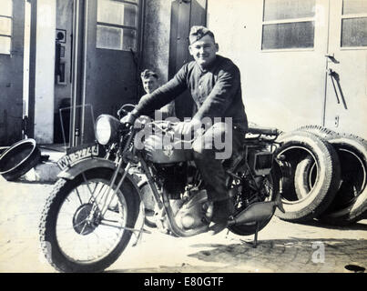 Deutsche Soldaten posiert auf einem Motorrad, Deutschland, 1940er Jahre. Reproduktion von antiken Foto. 27. Sep, 2014. © Igor Golovniov/ZUMA Draht/Alamy Live-Nachrichten Stockfoto