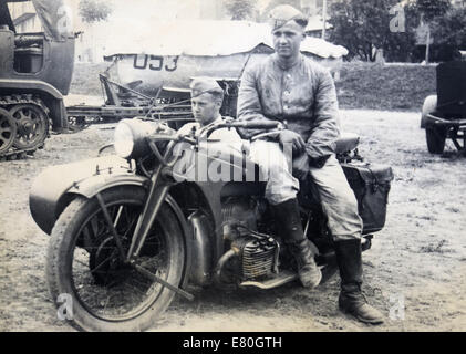 Deutsche Soldaten posiert auf einem Motorrad, Deutschland, 1940er Jahre. Reproduktion von antiken Foto. 27. Sep, 2014. © Igor Golovniov/ZUMA Draht/Alamy Live-Nachrichten Stockfoto