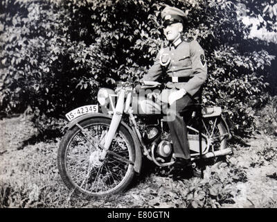 Deutschen Vorstands posiert auf einem Motorrad, Deutschland, 1940er Jahre. Reproduktion von antiken Foto. 27. Sep, 2014. © Igor Golovniov/ZUMA Draht/Alamy Live-Nachrichten Stockfoto