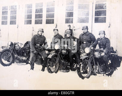 Deutsche Soldaten posiert auf einem Motorrad, Deutschland, 1940er Jahre. Reproduktion von antiken Foto. 27. Sep, 2014. © Igor Golovniov/ZUMA Draht/Alamy Live-Nachrichten Stockfoto