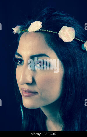 Nahaufnahme einer Frau mit einem Diadem Stockfoto
