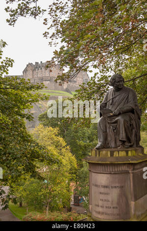 Statue von Sir James Simpson mit Edinburgh Castle in Ferne, Edinburgh, Schottland, Vereinigtes Königreich, Europa Stockfoto