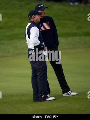 Gleneagles, Auchterarder, Perthshire, Schottland. 27. Sep, 2014. Der Rydercup. Tom Watson USA Mannschaftskapitän und Jim Furyk [USA] in einem Gespräch nach Samstag Vierer. Bildnachweis: Aktion Plus Sport/Alamy Live-Nachrichten Stockfoto