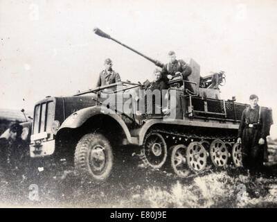 27. September 2014 - wurde The SdKfz 6 (Sonderkraftfahrzeug 6) ein Halbkettenfahrzeug Militärfahrzeug durch die deutsche Wehrmacht während des zweiten Weltkrieges verwendet. Es wurde entwickelt, um als das wichtigste Zugfahrzeug für die 10,5 cm LeFH 18 Haubitze verwendet werden. Deutschland, 1940er Jahre. Reproduktion von antiken Foto. © Igor Golovniov/ZUMA Wire/ZUMAPRESS.com/Alamy Live-Nachrichten Stockfoto