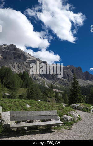 Eine Bank unter den Dolomiten, Italien Stockfoto