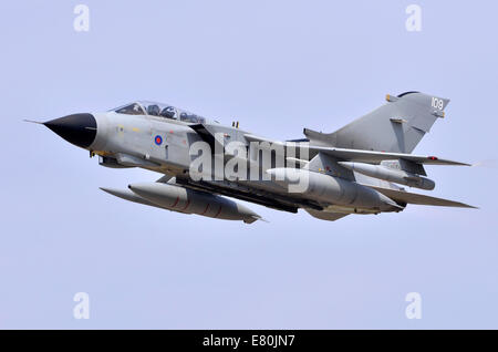 Tornado GR4 Flugzeuge von 9 Squadron der RAF betrieben Klettern, die nach dem Start von der RAF Fairford, England. Stockfoto