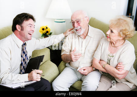 Männliche Ratgeber Parteinahme mit dem Mann gegen die Frau. Stockfoto