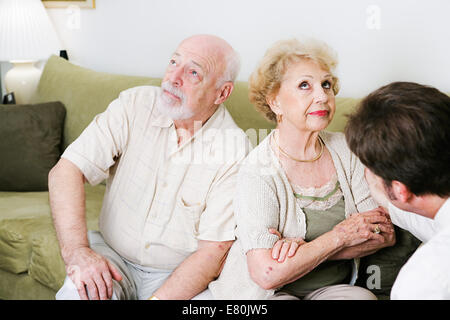 Älteres paar sehen einem Eheberater werden nicht miteinander sprechen. Stockfoto