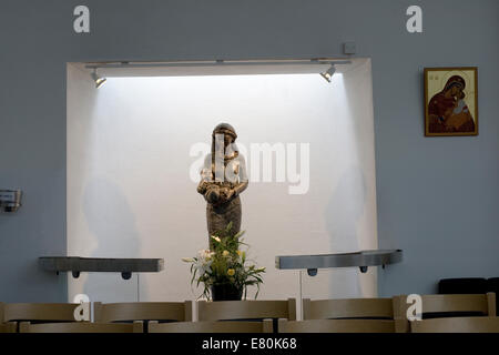 St Bedes an der Katholischen Kirche in Basingstoke mit Statue der Muttergottes beleuchtet in der Marienkapelle mit Bild an der Wand Stockfoto