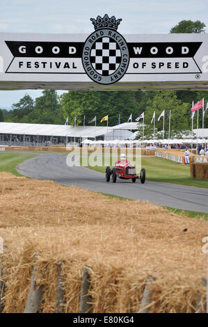 Der Alfa Romeo P3, P3 Monoposto oder Tipo B war ein klassischer Grand-Prix-Wagen aus dem Jahr 1933, der unter der Goodwood Festival of Speed-Logo-Brücke vorbeifuhr Stockfoto