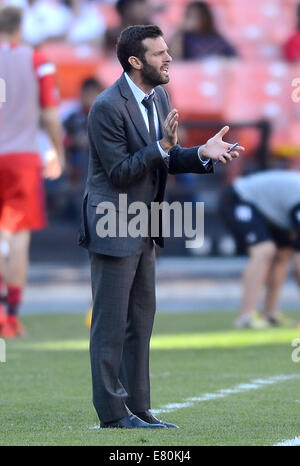 Washington, DC, USA. 27. Sep, 2014. D.C. United Trainer Ben Olsen ermutigt seine Spieler in der zweiten Hälfte gegen Philadelphia Union im RFK Stadium in Washington, DC, Samstag, September. 27, 2014. Vereint die Union 1: 0 besiegt. © Chuck Myers/ZUMA Draht/Alamy Live-Nachrichten Stockfoto