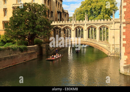 Stechkahn fahren unter der Seufzerbrücke, Str. Johns Hochschule, Cambridge, UK. Stockfoto