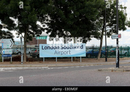 Southend on Sea, Essex, UK, 27. September 2014: Southend Airport wichtigsten Zeichen.  0 Personen. Polizei wurden am 10:40 von Mitarbeitern aufgerufen, nachdem sie den "unbekannten" Beutel auf einen Kreisverkehr in der Nähe der Flughafen Zufahrtsstraße gefunden. Bildnachweis: Darren Attersley/Alamy Live News Stockfoto