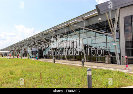 Southend on Sea, Essex, UK, 27. September 2014: Southend Airport Terminal.  5 + Personen. Polizei wurden am 10:40 von Mitarbeitern aufgerufen, nachdem sie den "unbekannten" Beutel auf einen Kreisverkehr in der Nähe der Flughafen Zufahrtsstraße gefunden. Bildnachweis: Darren Attersley/Alamy Live News Stockfoto