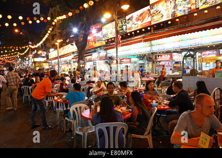 Menschen, die Essen in den Restaurants im Freien und Speiselokal in Jalan Alor in Bukit Bintang in Kuala Lumpur, Malaysia Stockfoto