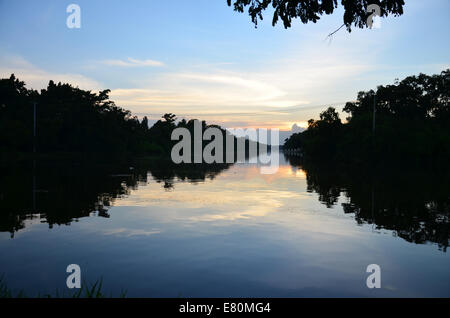 See im Sonnenuntergang Zeit im Phutthamonthon Bezirk, Nakhon Pathom Provinz in Thailand. Stockfoto