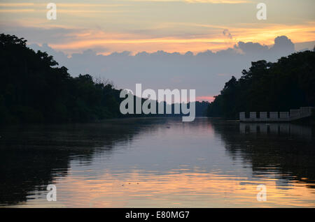 See im Sonnenuntergang Zeit im Phutthamonthon Bezirk, Nakhon Pathom Provinz in Thailand. Stockfoto