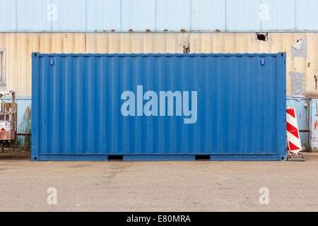 Blaue Versandbehälter in einer kommerziellen Hafenanlage. Stockfoto