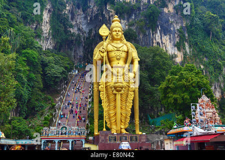 Riesen goldenen Statue des Gottes Murugan am Eingang des Batu-Höhlen, ein Hindu-Schrein in Kuala Lumpur, Malaysia Stockfoto