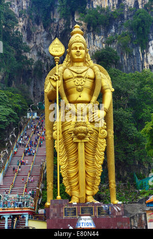 Riesen goldenen Statue des Gottes Murugan am Eingang des Batu-Höhlen, ein Hindu-Schrein in Kuala Lumpur, Malaysia Stockfoto