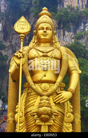 Riesen goldenen Statue des Gottes Murugan am Eingang des Batu-Höhlen, ein Hindu-Schrein in Kuala Lumpur, Malaysia Stockfoto