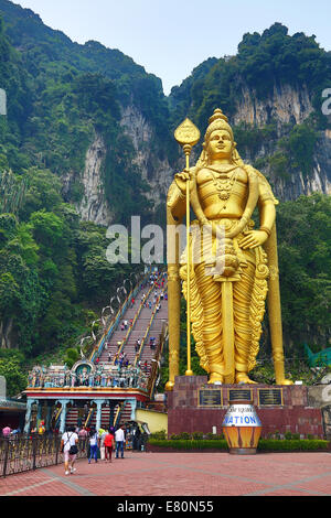 Riesen goldenen Statue des Gottes Murugan am Eingang des Batu-Höhlen, ein Hindu-Schrein in Kuala Lumpur, Malaysia Stockfoto