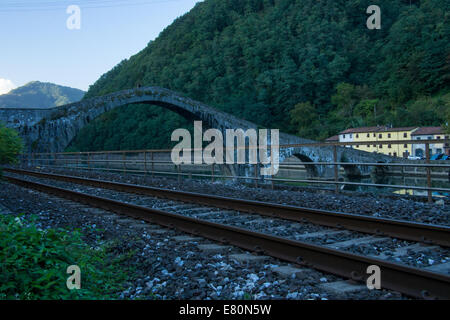 Ponte della Maddalena, auch bekannt als Ponte del Diavolo (Devils Bridge) in Borgo a Mozzano in der Provinz Lucca in der Toskana Stockfoto