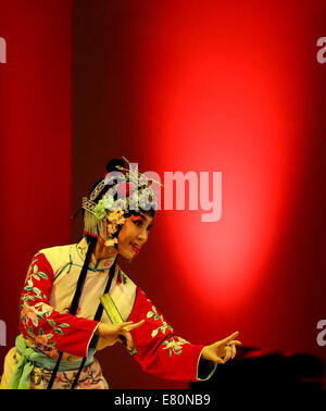 London, Großbritannien, Vereinigtes Königreich. 27. Sep, 2014. Eine traditionelle chinesische Kunst-Performance wird in Szene gesetzt in einer Zeremonie anlässlich der 10. Jahrestag des Konfuzius-Institut und der erste globale Confucius Institute, in der Cadogan Hall, südwestlich von London, Großbritannien, am 27. September 2014. Bildnachweis: Han Yan/Xinhua/Alamy Live-Nachrichten Stockfoto