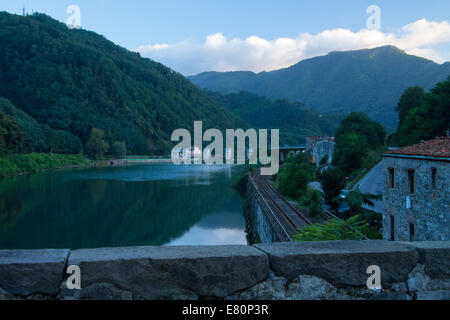 "Ponte della Maddalena" Brücke aka Ponte del Diavolo (Devils Bridge) in Borgo a Mozzano über den Fluss Serchio in der Provinz Lucca in der Toskana, Italien Stockfoto