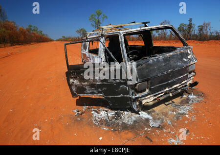 Ausgebrannte Wrack des Fahrzeugs in der Mitte der Straße nach Cape Leveque, Dampier Peninsula, Kimberley-Region in Western Australia. Keine PR Stockfoto