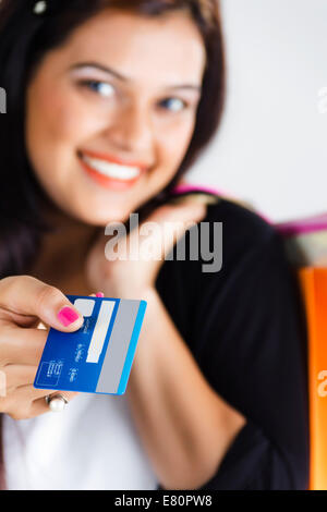 indische schöne Damen-Shopping mit Kreditkarte Stockfoto