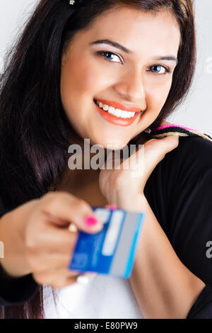 indische schöne Damen-Shopping mit Kreditkarte Stockfoto