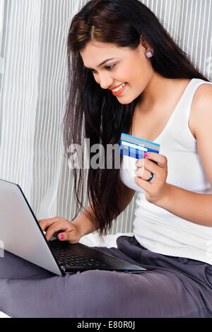 indische schöne Frauen online-shopping mit laptop Stockfoto