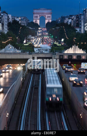 Frankreich, Paris, Arc de Triomphe, u-Bahn- und Abend-Verkehr Stockfoto