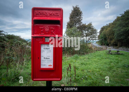 Red Royal Mail-Briefkasten in ländlicher Lage, Wales, Großbritannien. Stockfoto