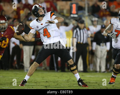 Los Angeles, CA, d. h. USA. 27. Sep, 2014. 28. September 2014: Oregon State Beavers und USC Trojans, das Kolosseum in Los Angeles, CA. Sean Mannion #4 wirft tief wie j.r. Tavai #58 trägt unten auf ihm. Bildnachweis: Peter Joneleit/ZUMA Wire/ZUMAPRESS.com/Alamy Live-Nachrichten Stockfoto