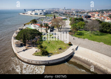 Promenade und Park entlang Belem Viertel durch den Fluss Tejo in Lissabon, Portugal, Ansicht von oben. Stockfoto