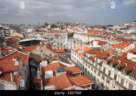 Blick über Lissabon, die Hauptstadt und größte Stadt von Portugal. Rossio-Platz in der Mitte. Stockfoto
