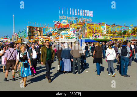 Das Oktoberfest in München ist das größte Bierfest der Welt mit vielen Vergnügungsparks Hütten, Bierzelte und Karussells. Stockfoto