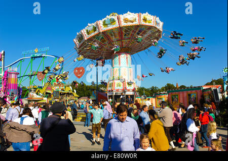 Das Oktoberfest in München ist das größte Bierfest der Welt. Die Besucher haben viel Spaß mit großen Karussells. Stockfoto